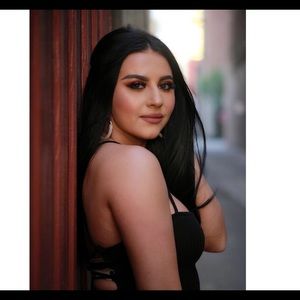 Meet your Posher, Azmira